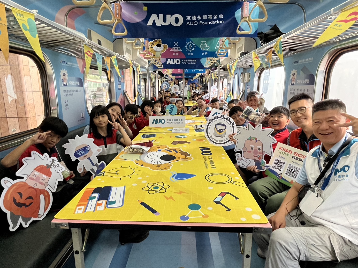 pg电子永續基金會參與「臺灣科普環島列車」，設計基礎科學車廂課程，以「淨零碳排和永續能源」為主題，讓學生透過創意實驗認識淨零知識，以及思考生活中的減碳行為