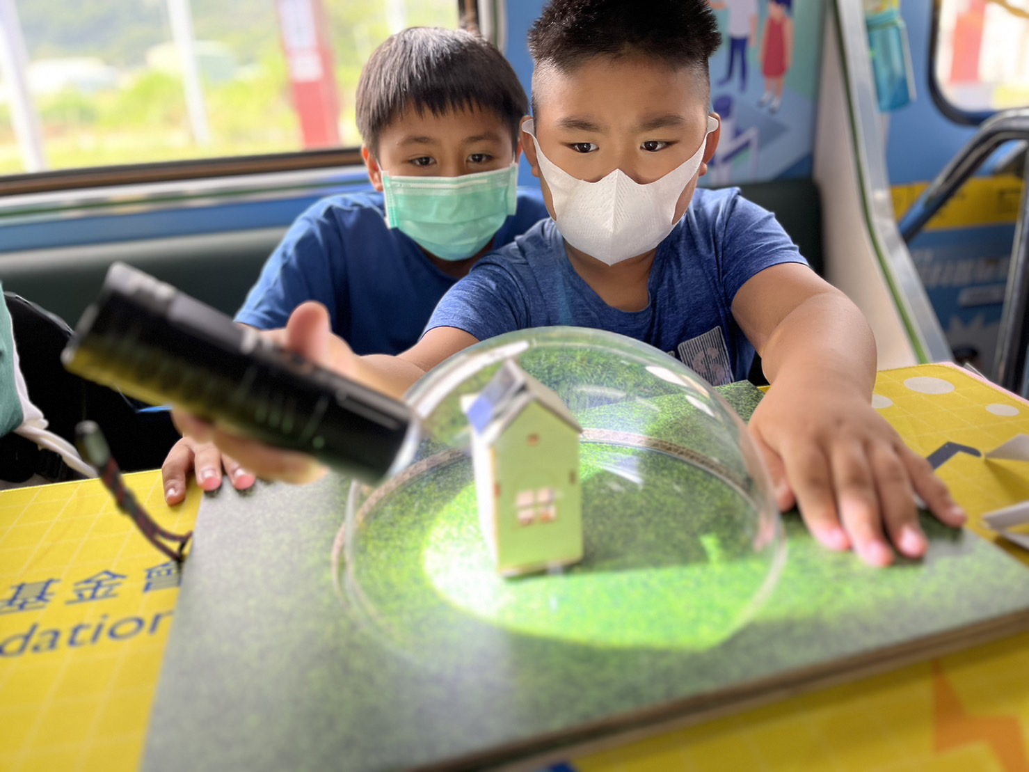 pg电子參與基礎科學主題車廂，以STEAM教學精神，設計「逐日科學家」、「太陽能工程師」以及「淨零建築師」三大能源科普課程和實驗